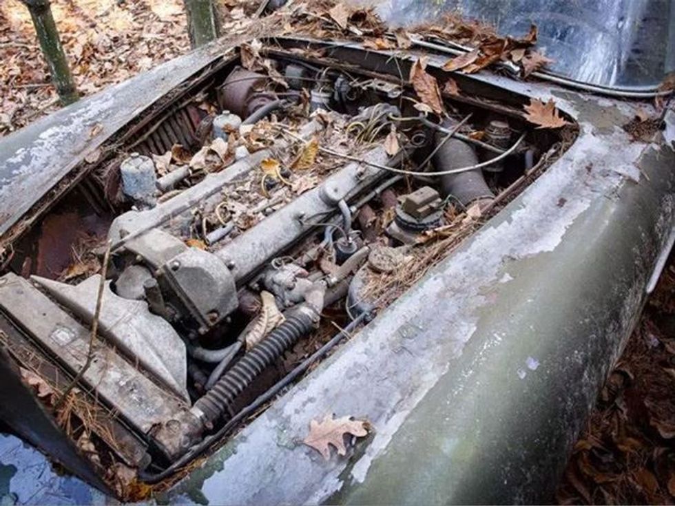 Aston Martin i rrallë eshte lene te ndryshket ne mal per afro 50 vite foto 7