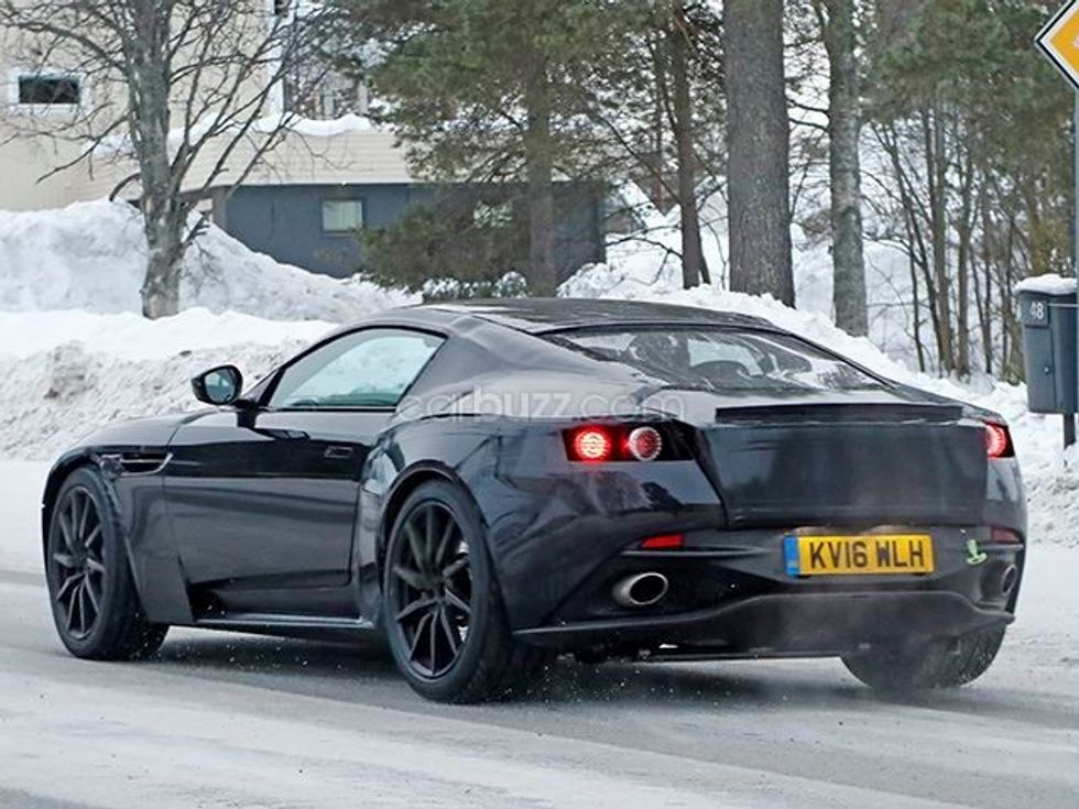 Aston Martin Vantage kapet duke u stervitur ne terren me bore foto 2
