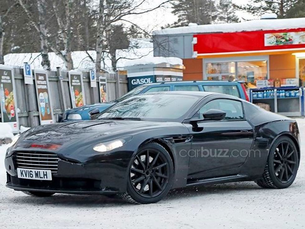 Aston Martin Vantage kapet duke u stervitur ne terren me bore foto 3