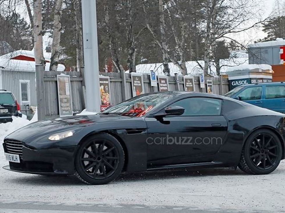 Aston Martin Vantage kapet duke u stervitur ne terren me bore foto 4