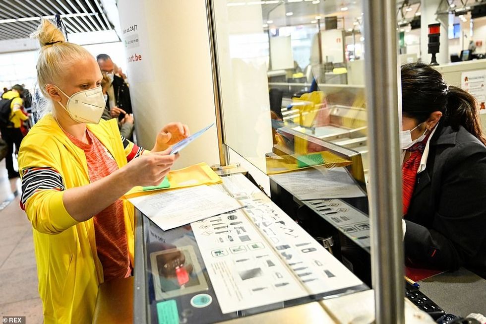 Atletja belg e skeletit Kim Meylemans fotografohet në nisjen e atletëve të ekipit të Belgjikës për në Lojërat Olimpike Dimërore të Pekinit 2022