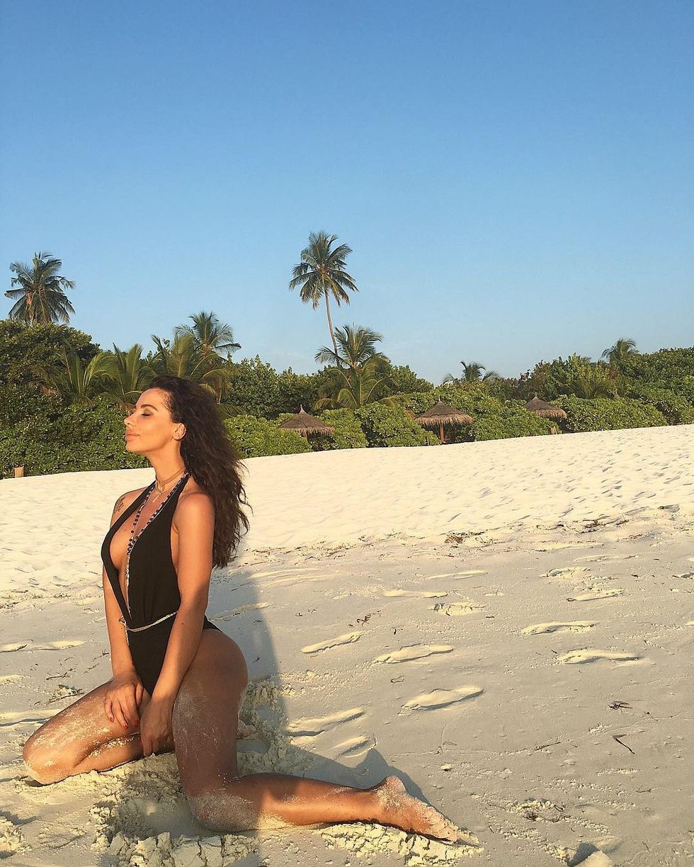 Aurela ruan lidhjen me fansat edhe përmes fotografive.