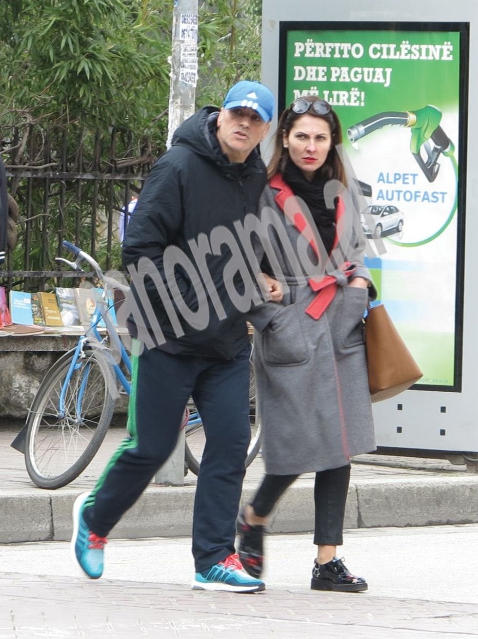 auto Ariana Cani me gruan e tij1488990027