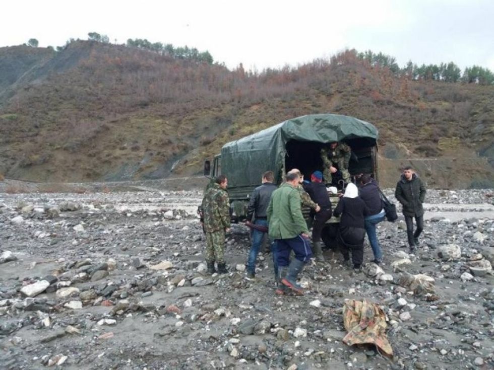 auto Ushtria Shqiptare shpeton qytetaret 01 foto Facebook OltaXhacka