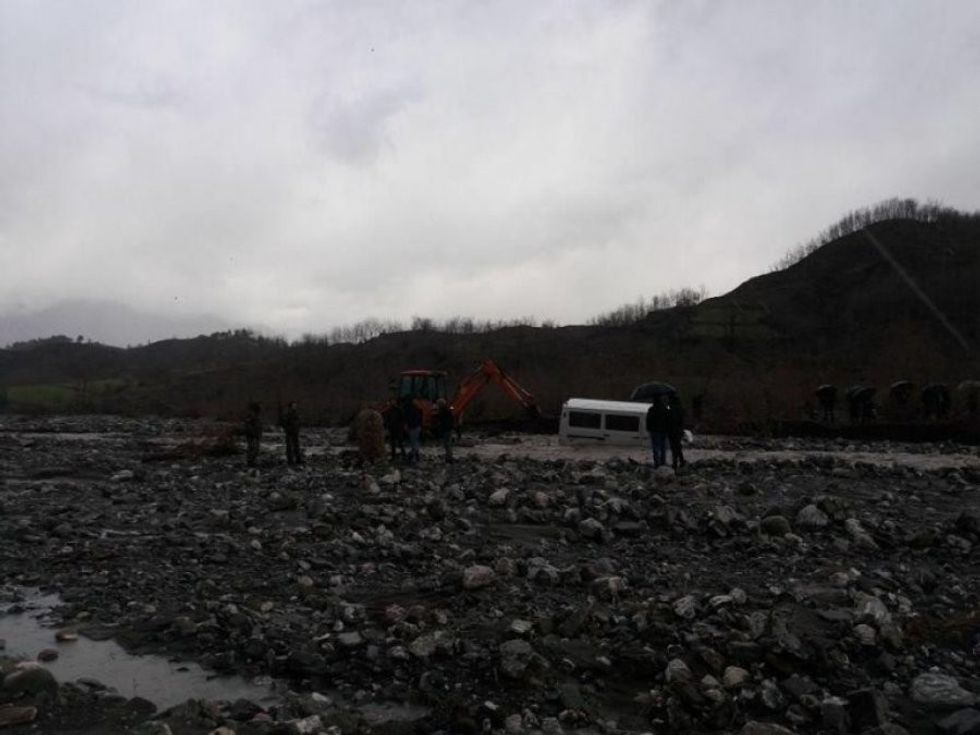 auto Ushtria Shqiptare shpeton qytetaret 02 foto Facebook OltaXhacka