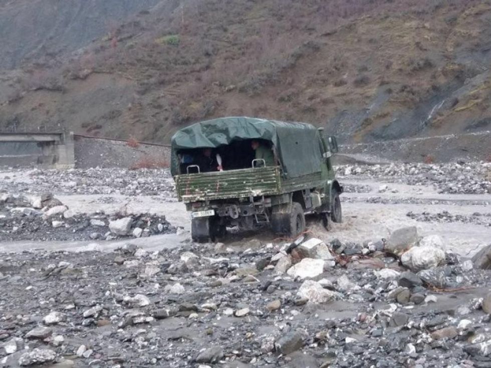 auto Ushtria Shqiptare shpeton qytetaret 03 foto Facebook OltaXhacka