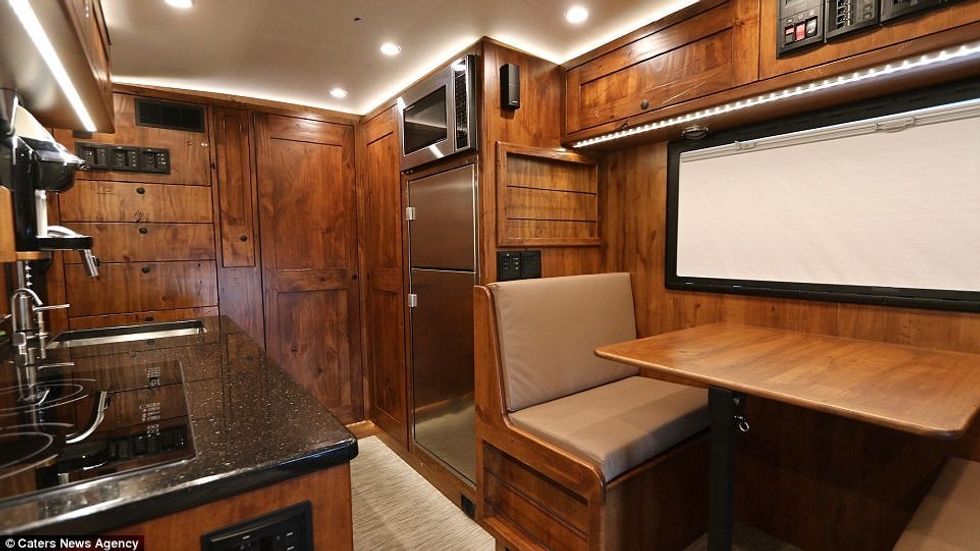 Automjeti për terrene të vështira që ka ambient luksoz banimi foto 3