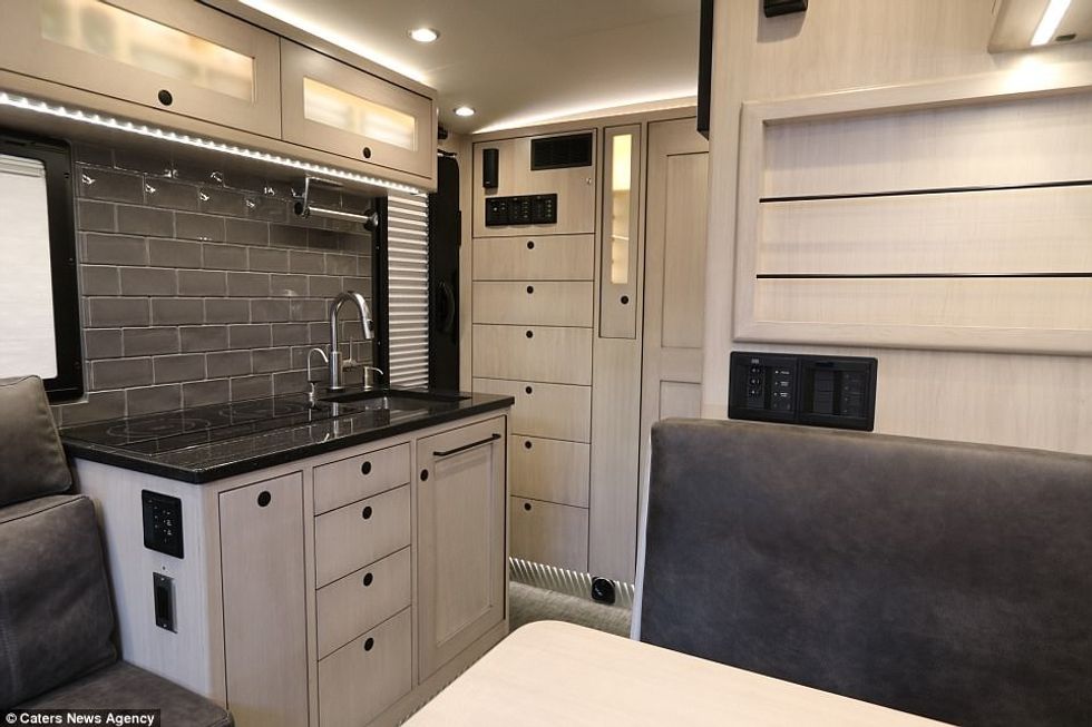 Automjeti për terrene të vështira që ka ambient luksoz banimi foto 6