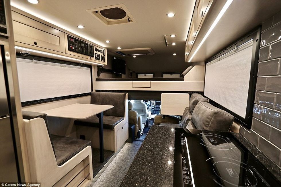 Automjeti për terrene të vështira që ka ambient luksoz banimi foto 7