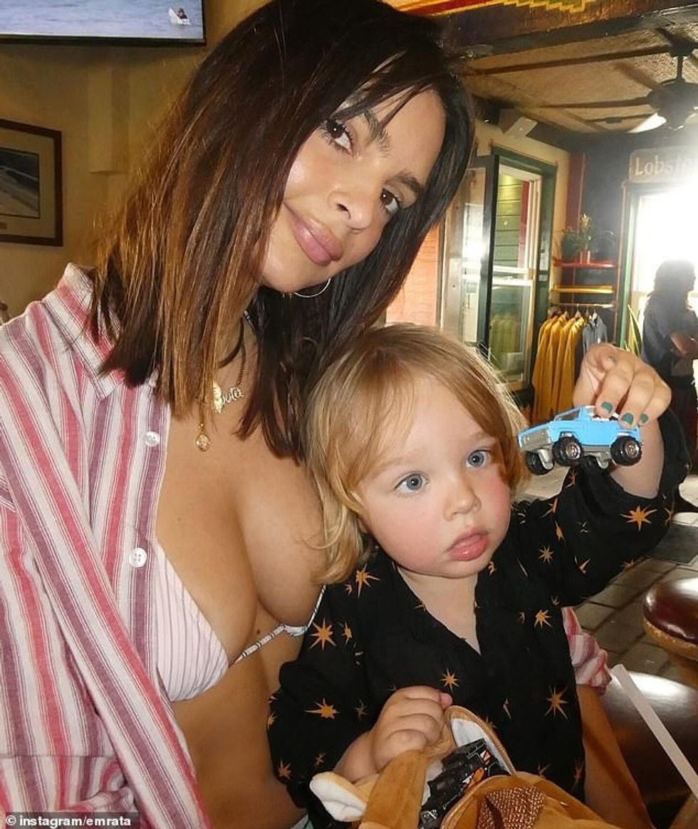 Autorja më e shitur ngarkoi një fotografi të frikshme të vetes duke zbuluar shumë lëkurë teksa ishte ulur në anën e pasagjerit të një makine, përpara se të pozonte para restorantit Las Olas.