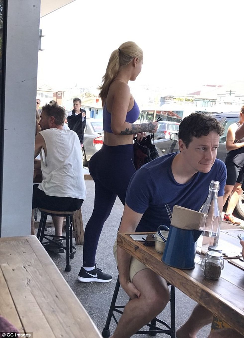 Azalea dukej krenare me fizikun e saj