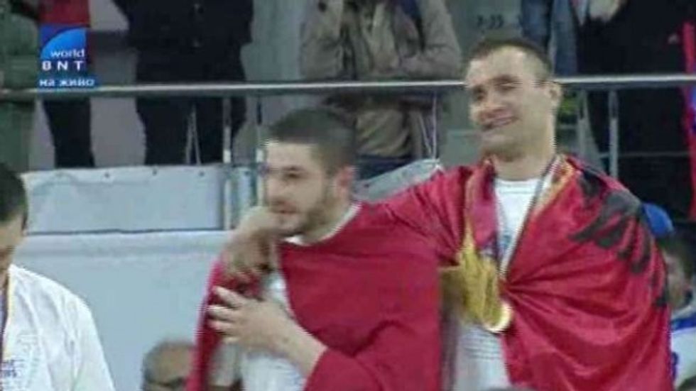 azemi e berisha festojn euml me flamurin komb euml tar foto hd