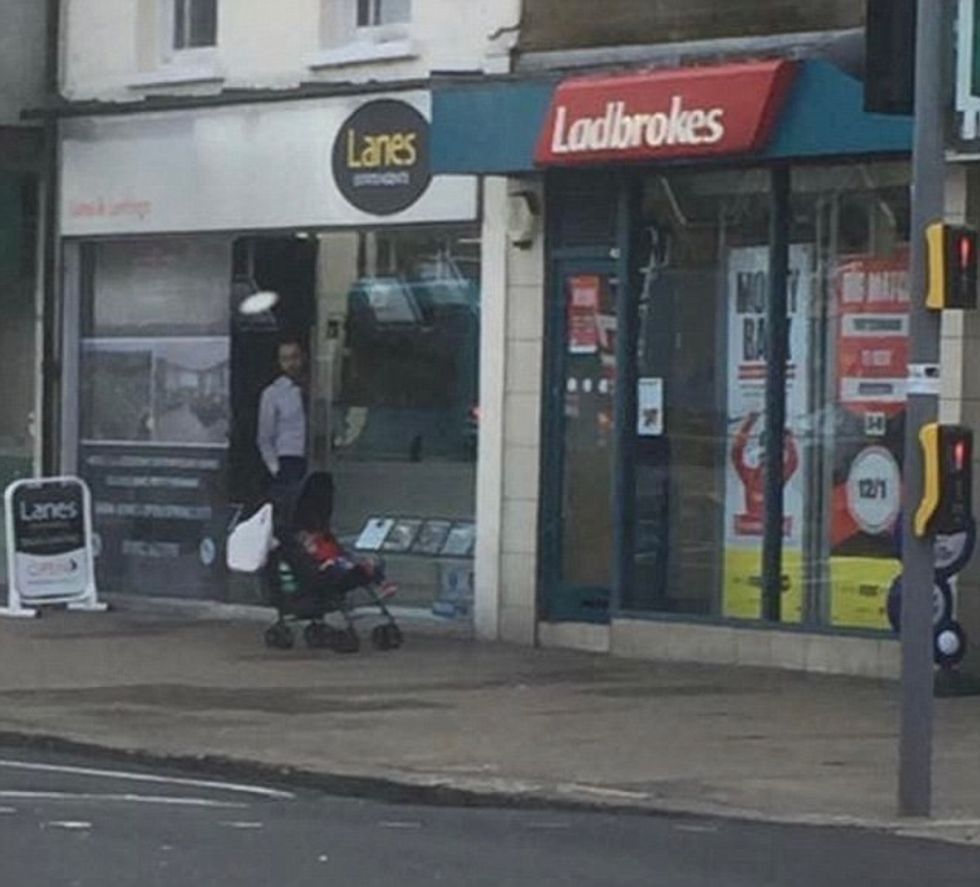 Babai la të birin në karrocë hyri brenda per te luajtur ne aparate per lojera fati foto 2