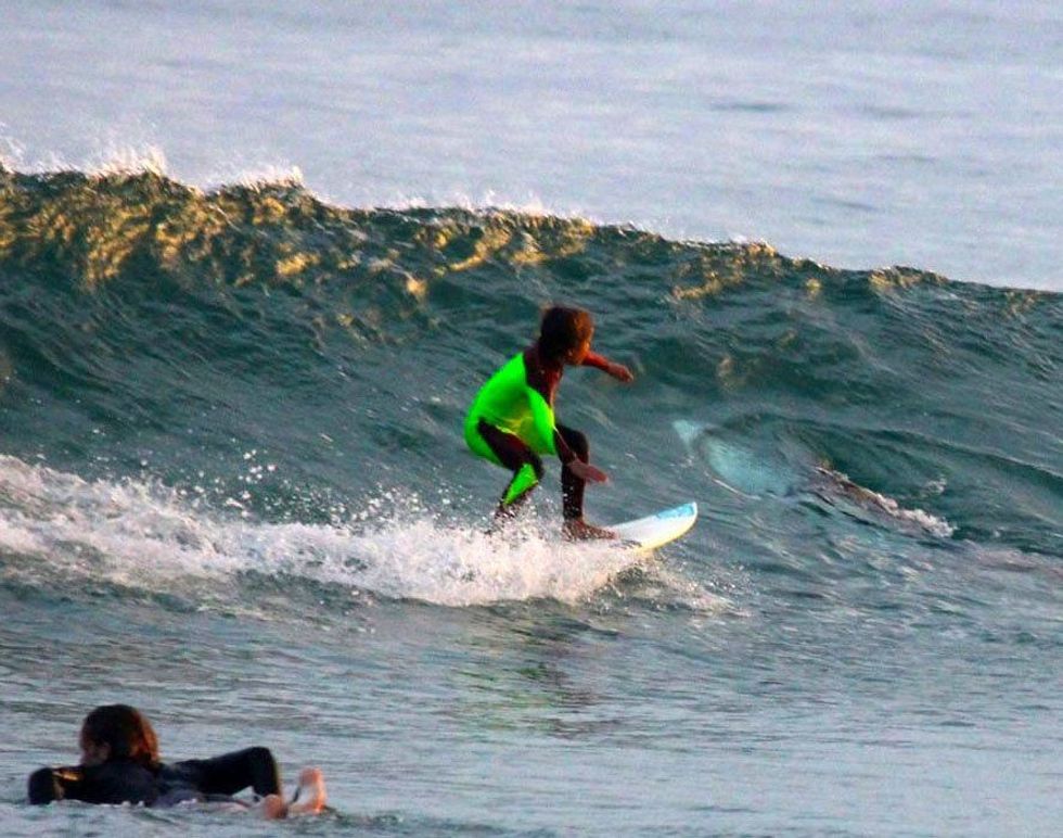 Babai shikon i tmerruar derisa i biri ben serf mbi peshkaqen foto 2