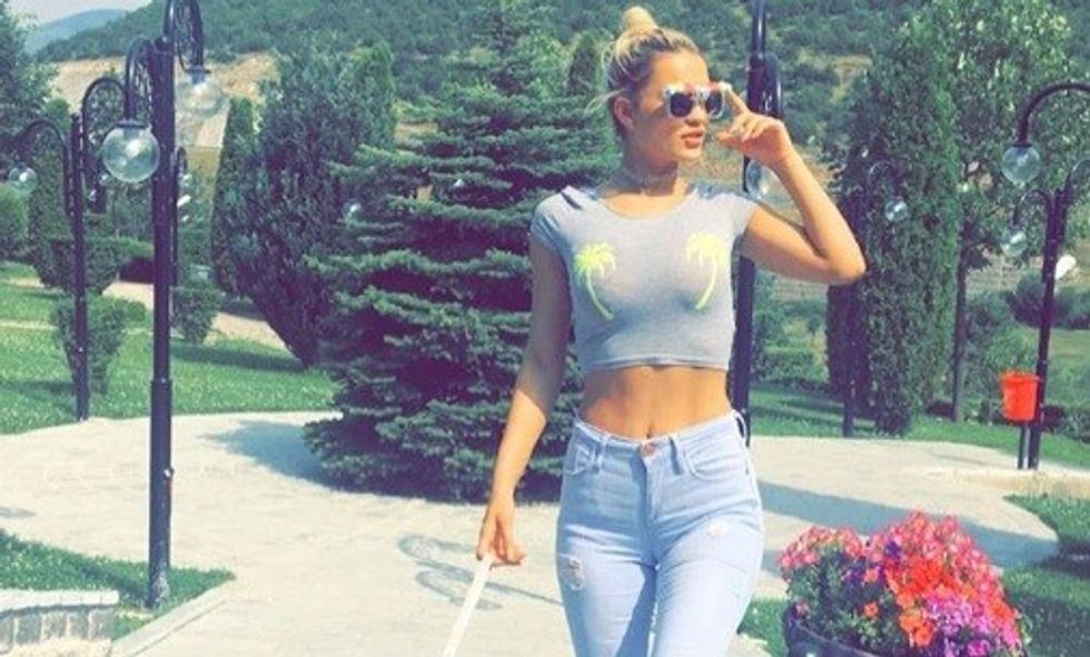 Baby G po u bën konkurrencë yjeve tjera... jo me muzikë, por me dukjen seksi Ajo josh me gjoksin bombastik dhe të pasmet jo normale. Bjondja është super joshëse. Foto: Instagram