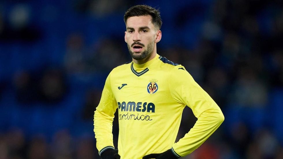 Baena me duart mbi ije.