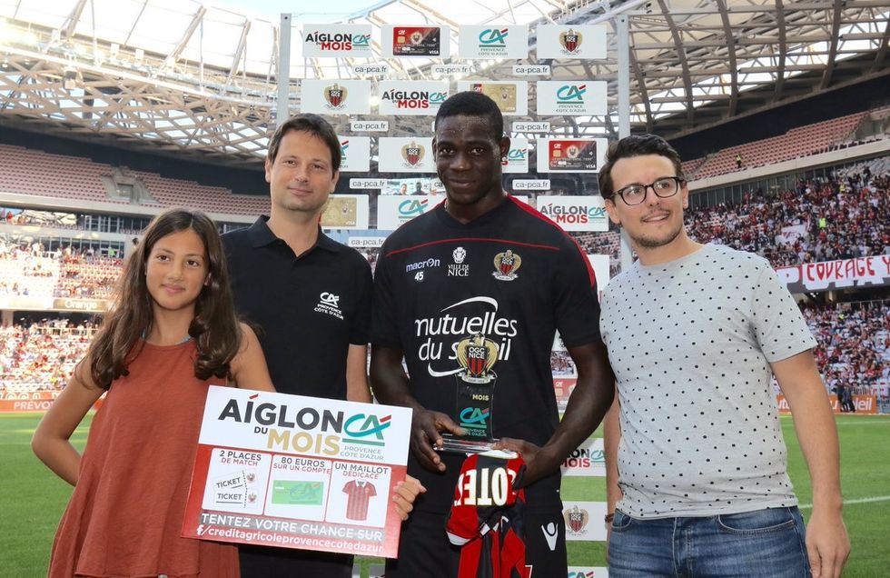 Balotelli duke pozuar me çmimin 'Lojtari i muajit'.