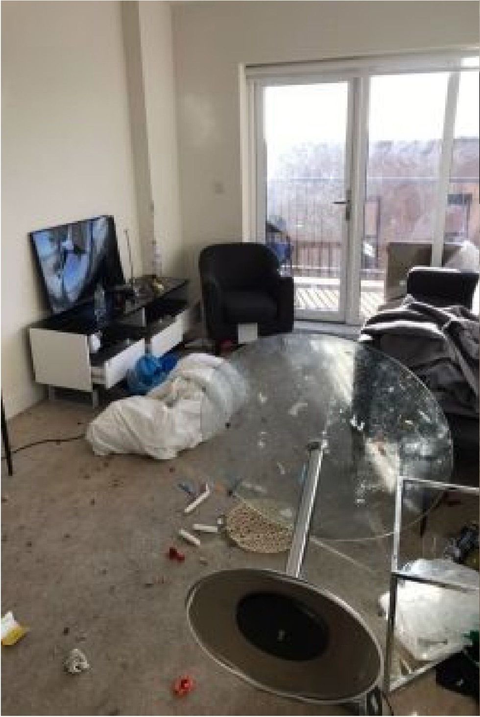 Banesën luksoze që e morën e me qira e demoluan keq per tri dite foto 3