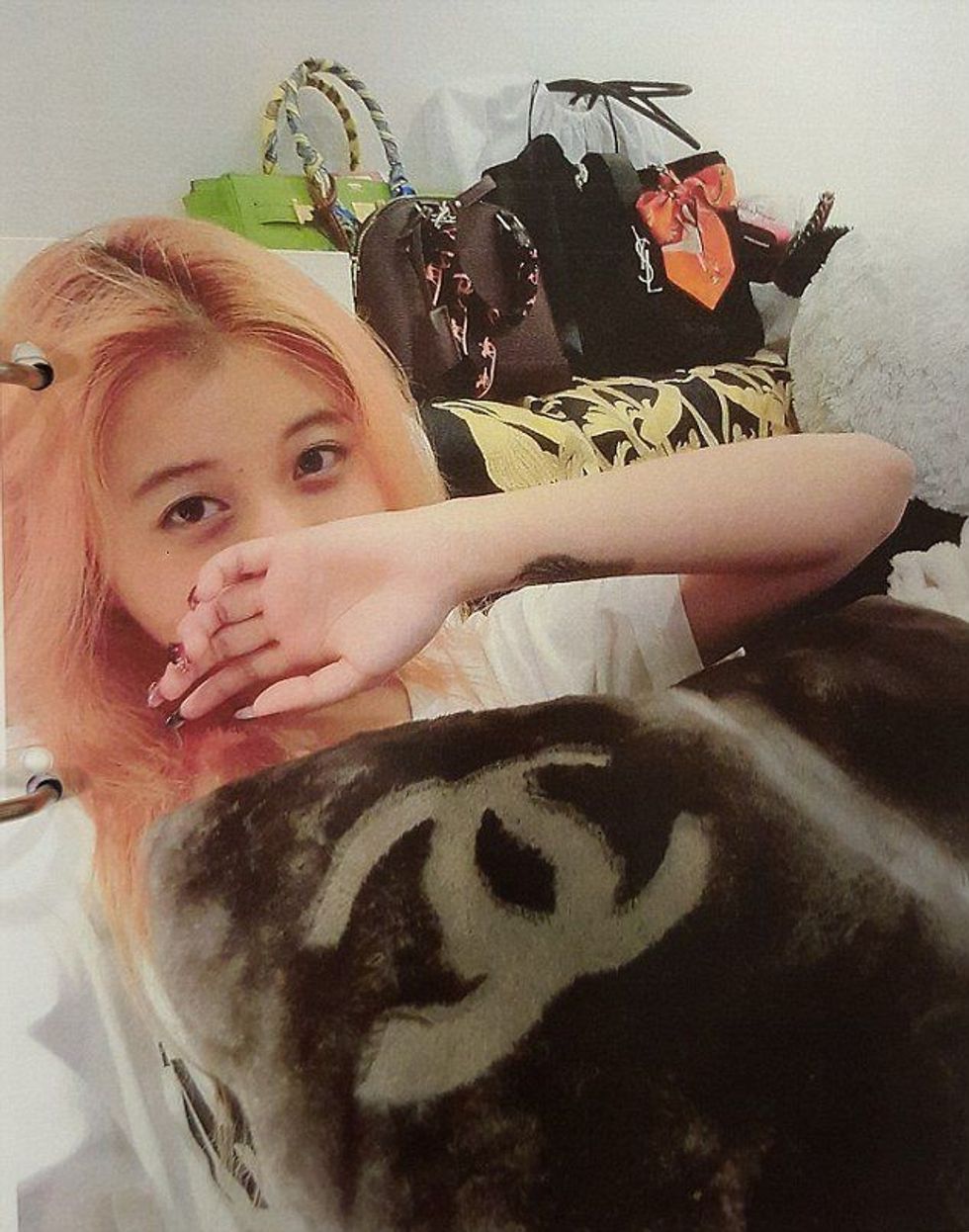 Banka ia transferon gabimisht afro tre milionë euro shikoni si i shpenzoi studentja foto 3