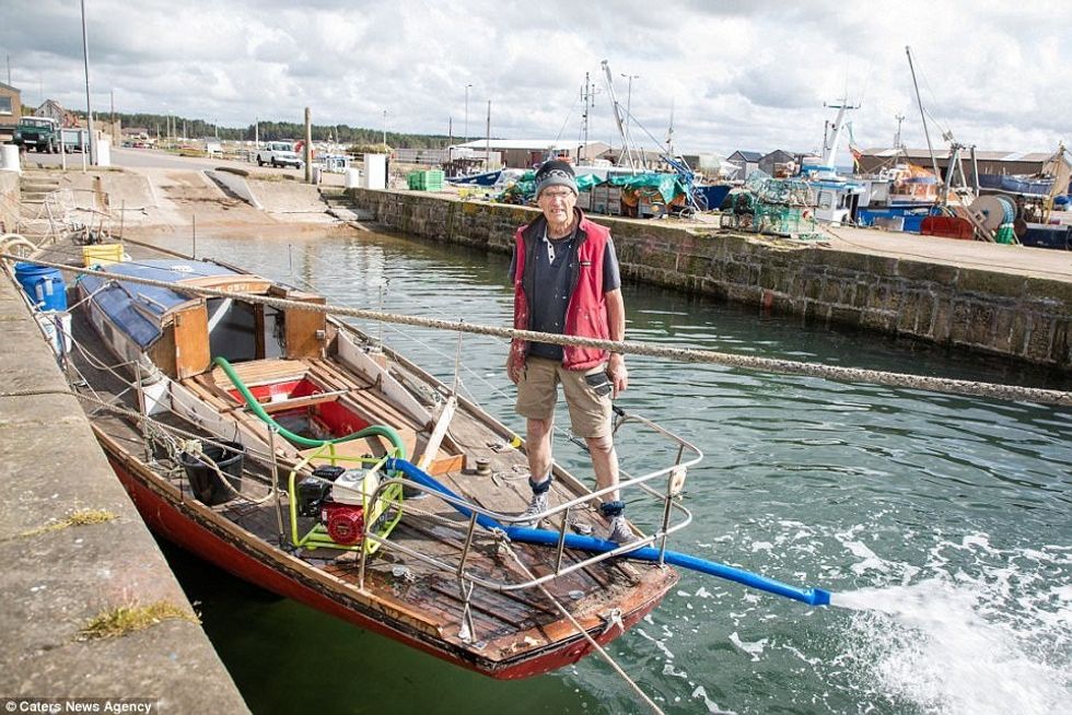 Barkën që e rinovoi për pesë vjet iu fundos sapo e vuri ne det foto 5