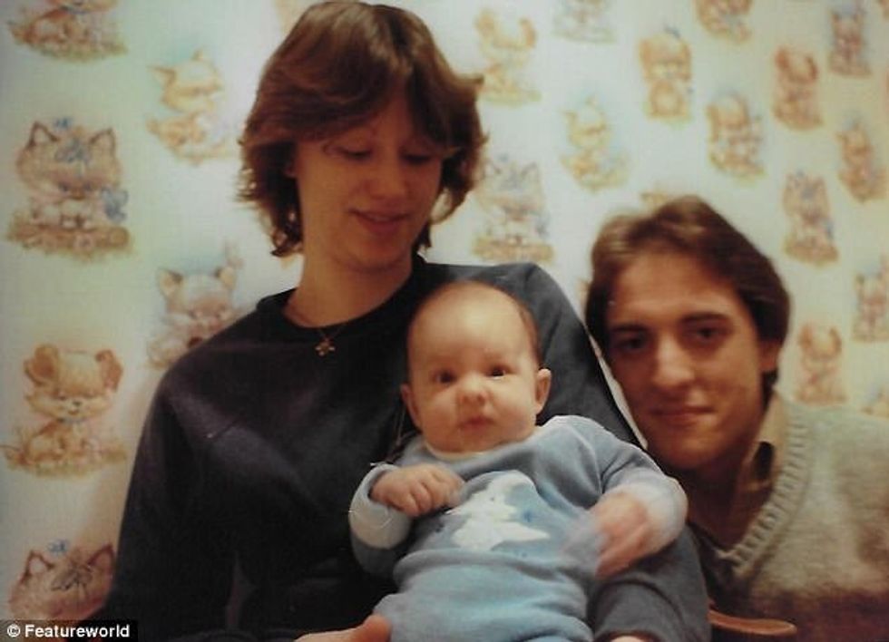 Bashkëshortët e shkurorëzuar para 28 vitesh pajtohen nga i biri dhe martohen serish foto 2