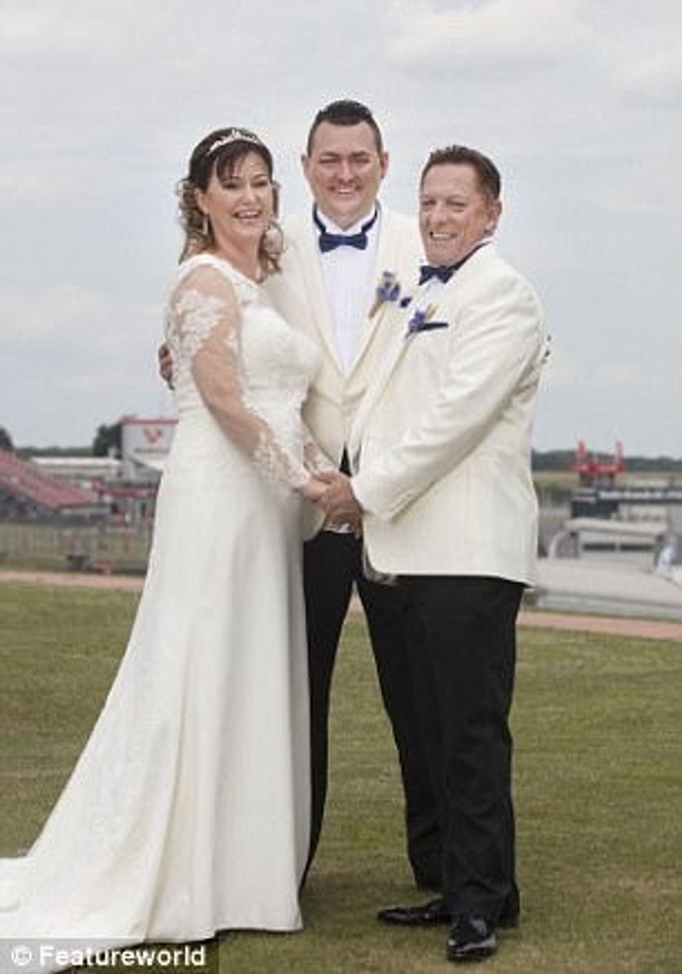 Bashkëshortët e shkurorëzuar para 28 vitesh pajtohen nga i biri dhe martohen serish foto 3