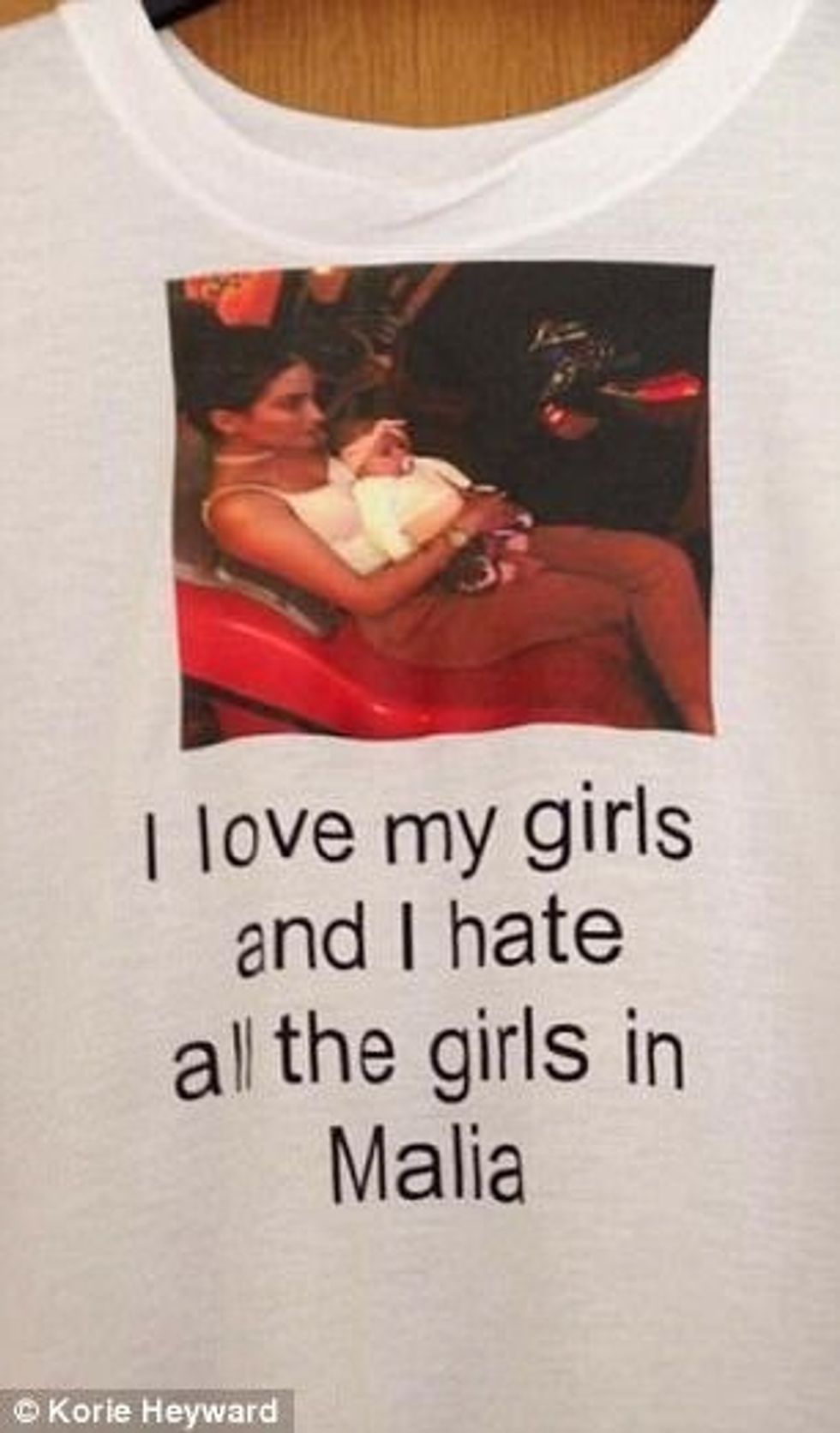 Bashkëshortja xheloze e detyroi të vishte këtë bluzë kur shkoi në pushime foto 3