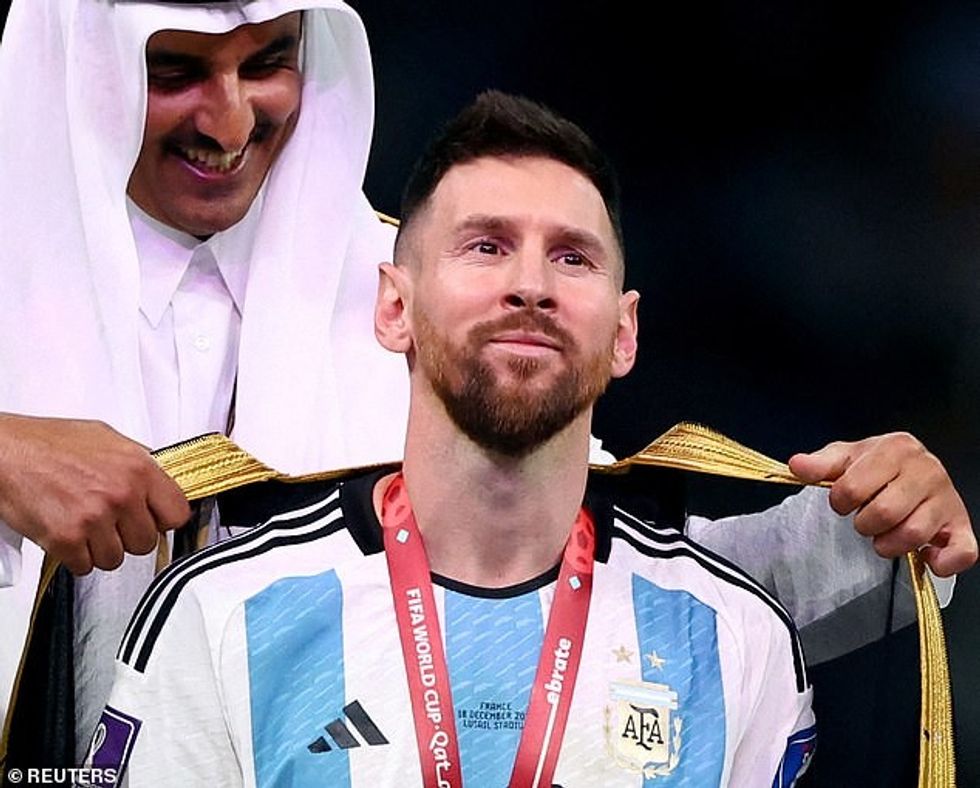 Bazuar në vendimin e FIFA-s - siç theksohet nga Ramon Vega - rituali nuk duhej të ishte lejuar.