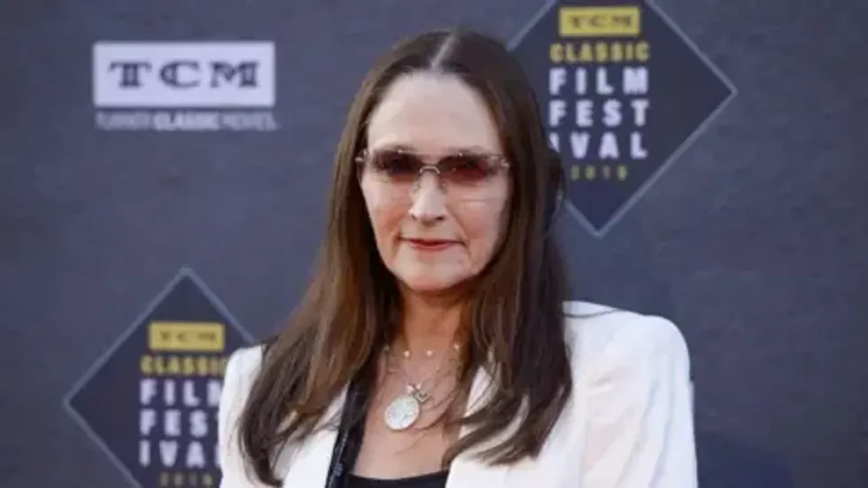 BBC Olivia Hussey vesh syze dielli dhe një xhaketë sportive të bardhë në tapetin e kuq të Festivalit të Filmit Klasik TCM në 2018
