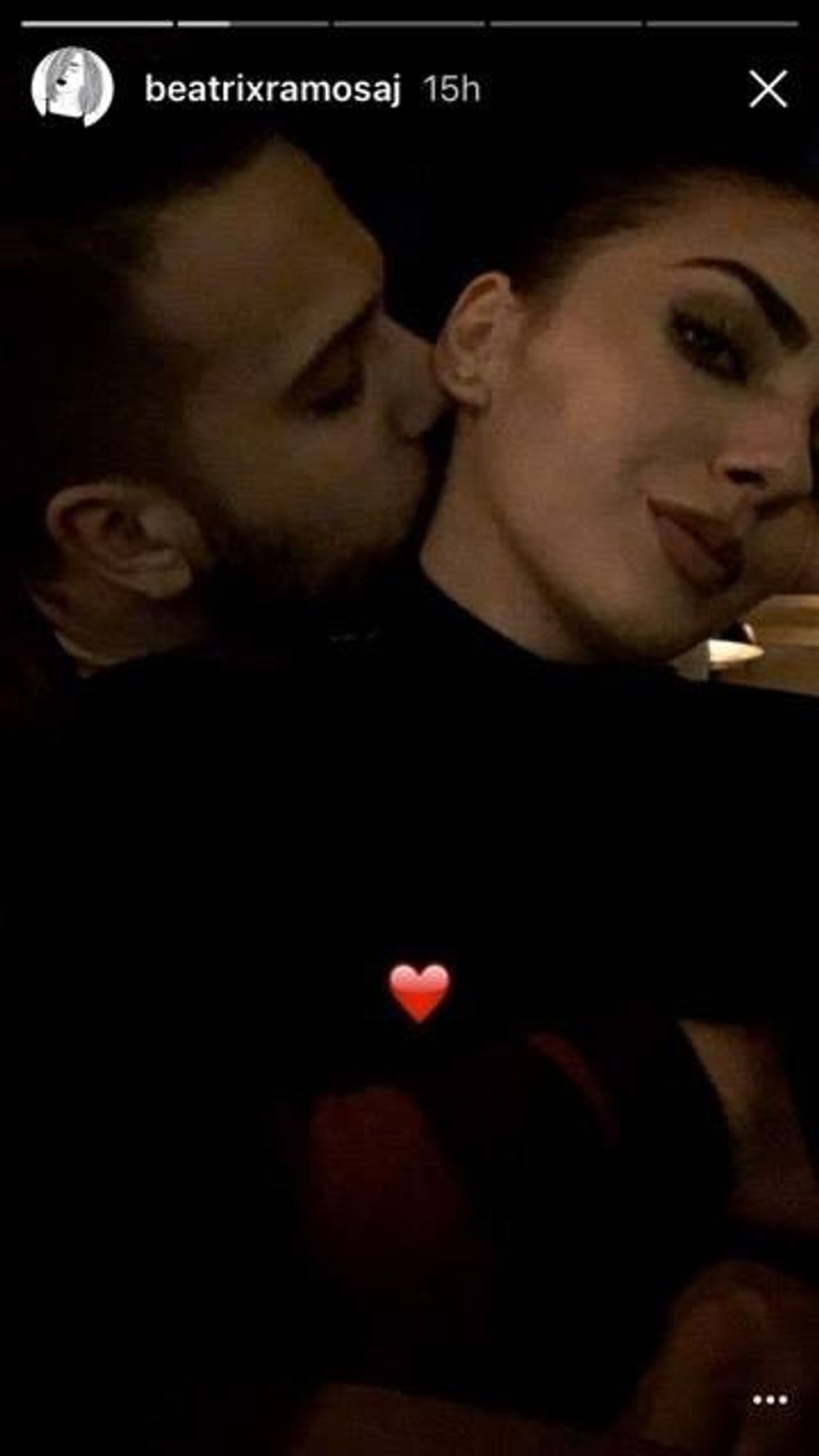 Beatrix Ramosaj duke u përqafuar plot pasion nga i dashuri i saj, Ervi Canolli. Foto nga Instagram Story