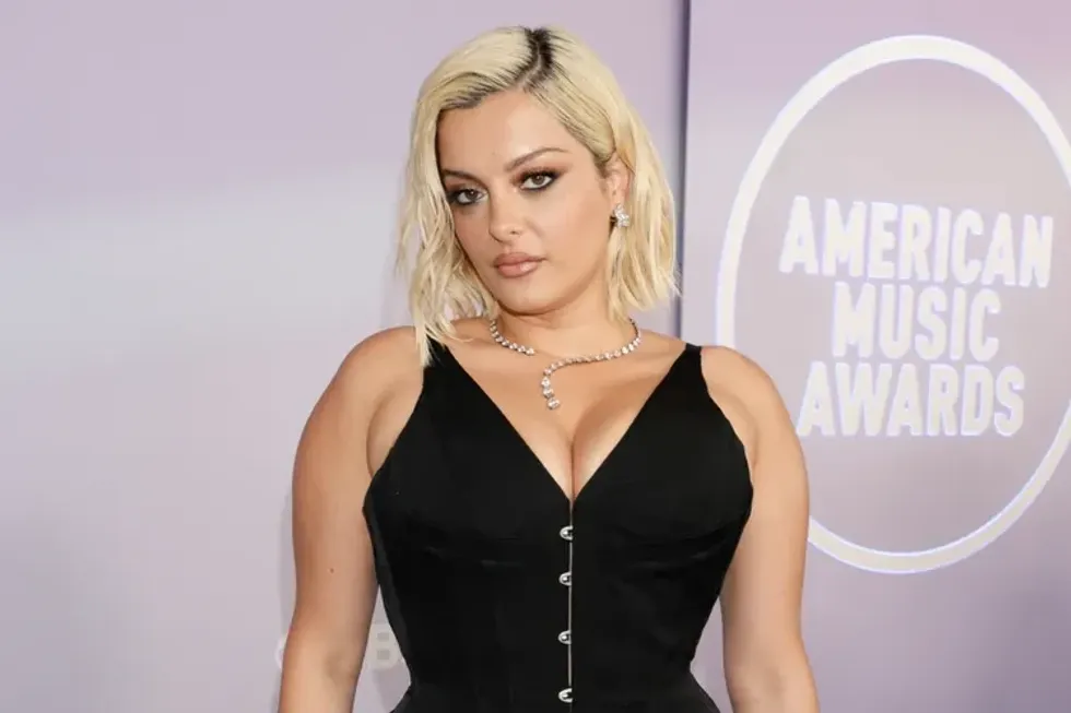 Bebe Rexha iu përgjigjet komenteve negative që mori për peshën e saj në paraqitjen e fundit në 'American Music Awards'