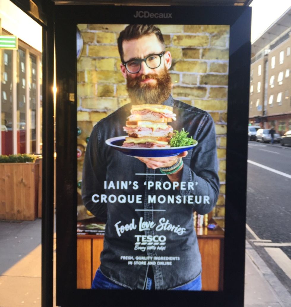 Befasohet me ambalazhin e sanduiqit ku i duket se shfaqet fytyra vet foto 3