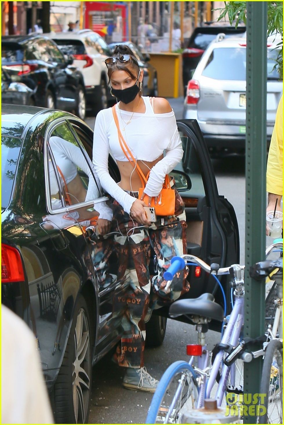 bella hadid wears a mask goes shopping 01