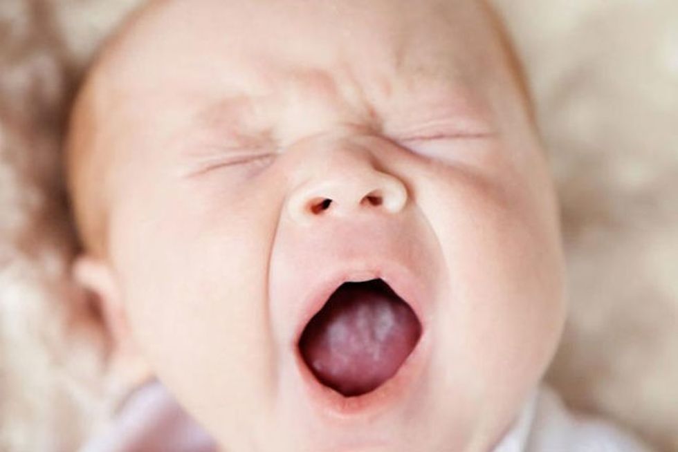 belyy nalet na yazyke u grudnichka pri grudnom vskarmlivanii komarovskiy 2