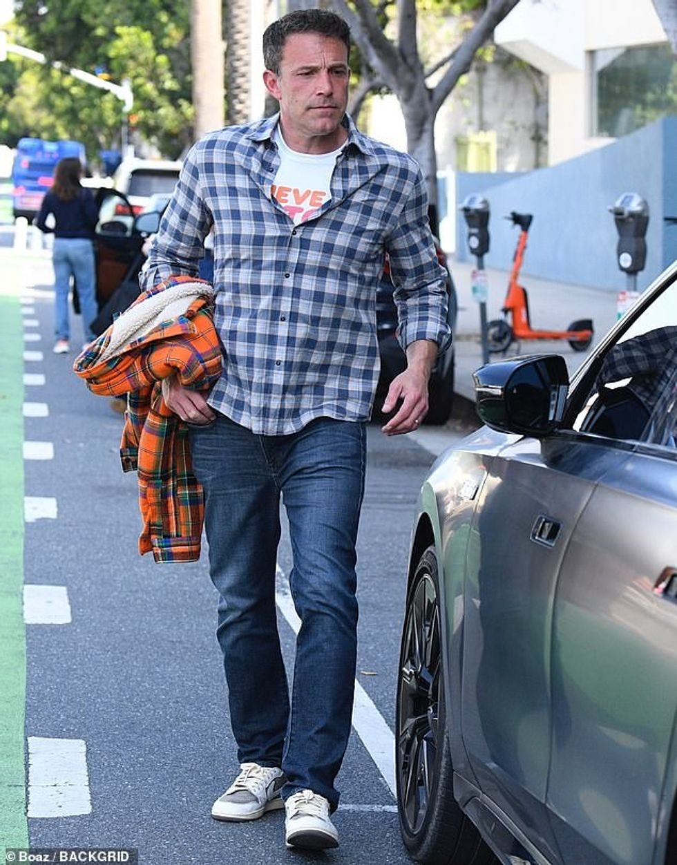 Ben Affleck, 51 vjeç, u pa duke u ribashkuar me ish-bashkëshorten, Jennifer Garner, 52 vjeç, teksa ata mbështesnin djalin e tyre Samuel, 12 vjeç, gjatë ndeshjes së tij të basketbollit në Santa Monica të shtunën.