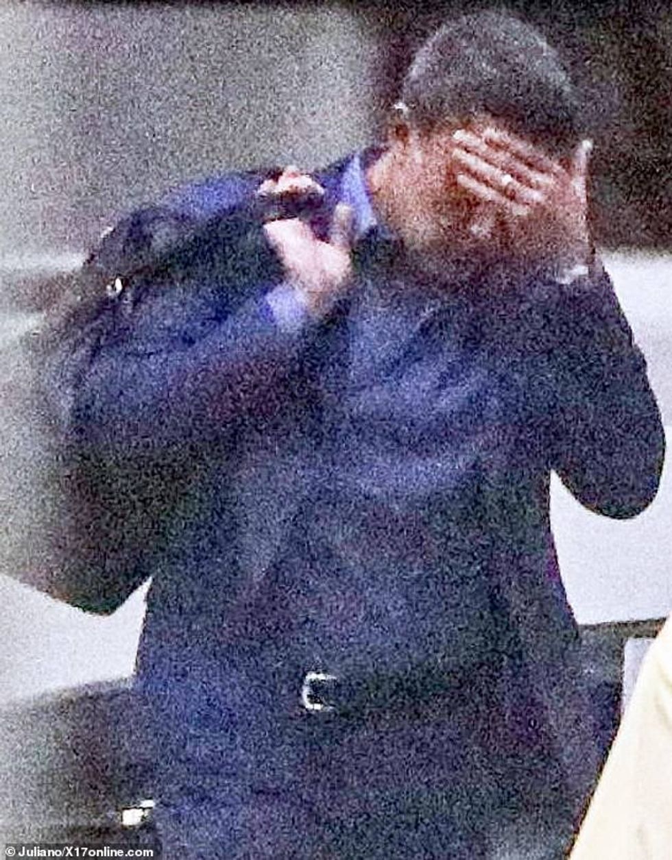 Ben Affleck e vendosi përsëri unazën e tij të martesës kur u shfaq në Los Anxhelos të enjten - disa ditë pasi braktisi grupin mes vështirësive të tij martesore me Jennifer Lopez