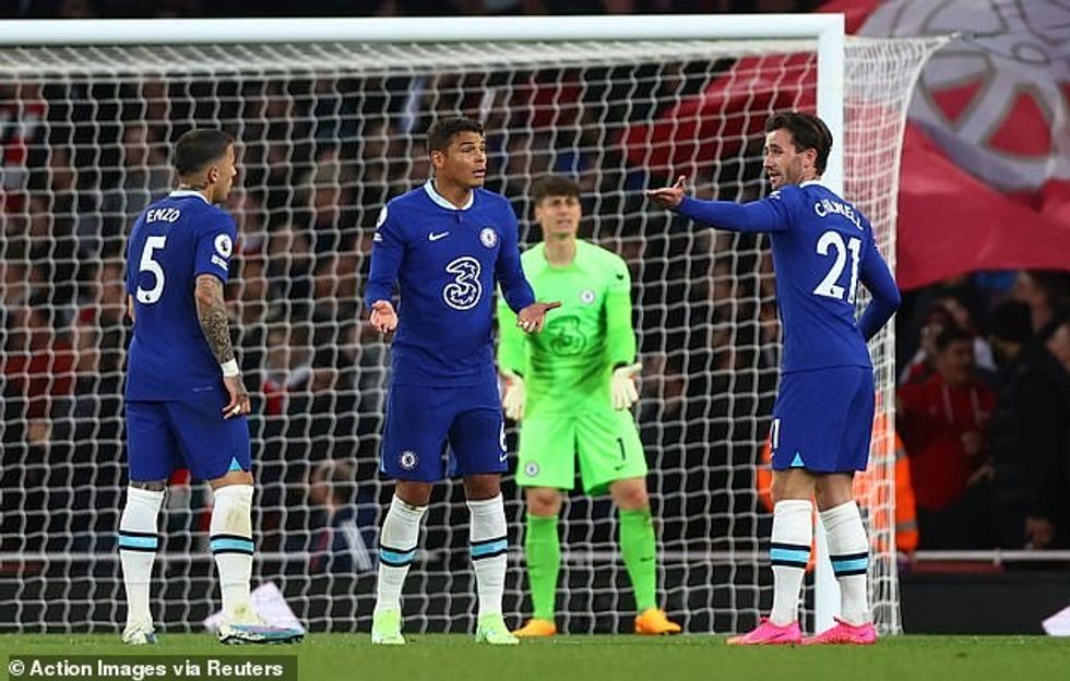 Ben Chilwell dhe Thiago Silva u panë duke qortuar njëri-tjetrin ndërsa Chelsea kapitullonte