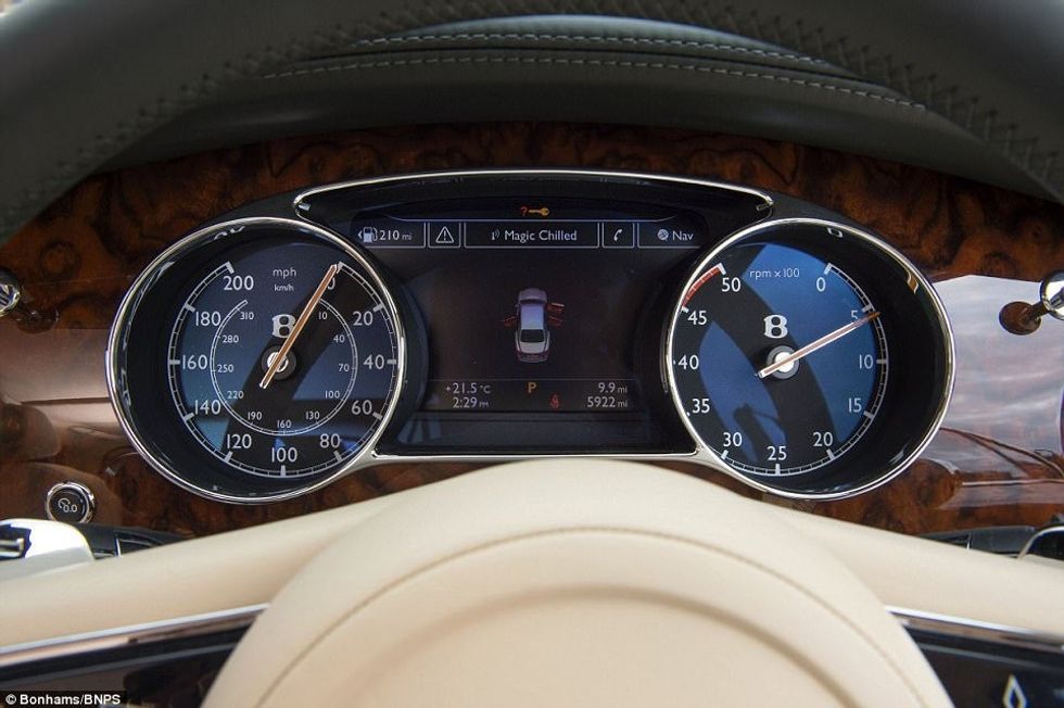 Bentley që dikur shfrytëzohej nga mbretëresha do te dale ne ankand per 200 mije euro foto 5