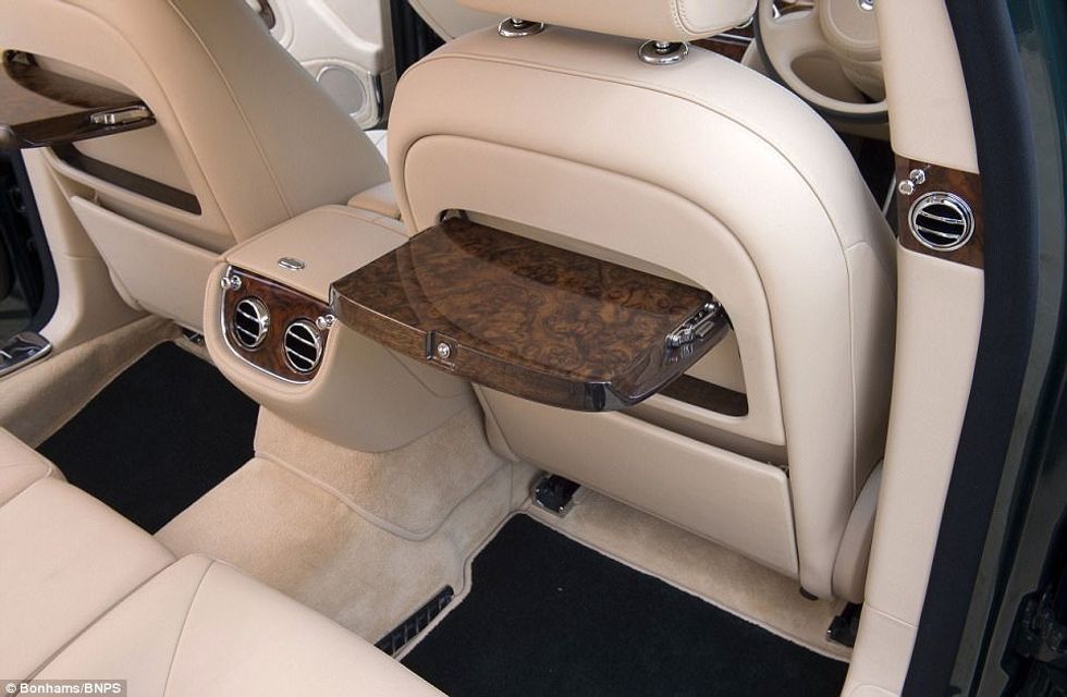 Bentley që dikur shfrytëzohej nga mbretëresha do te dale ne ankand per 200 mije euro foto 7