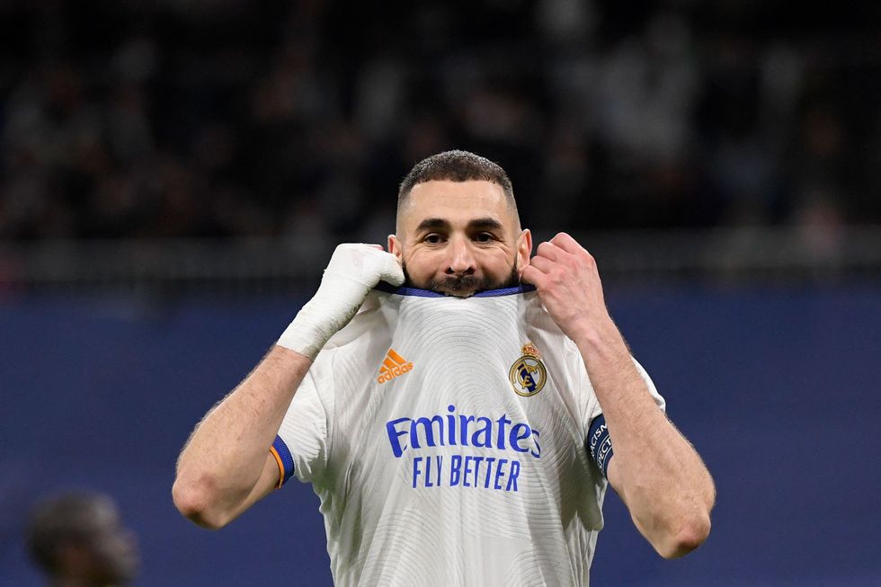 Benzema gjithmonë mbështjell një fashë rreth dorës së tij përpara se të luajë një ndeshje