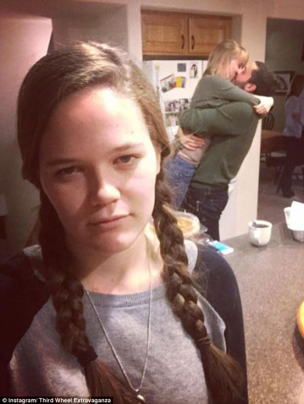 Beqarja e dëshpëruar fotografohet prane çifteve te lumtura foto 2