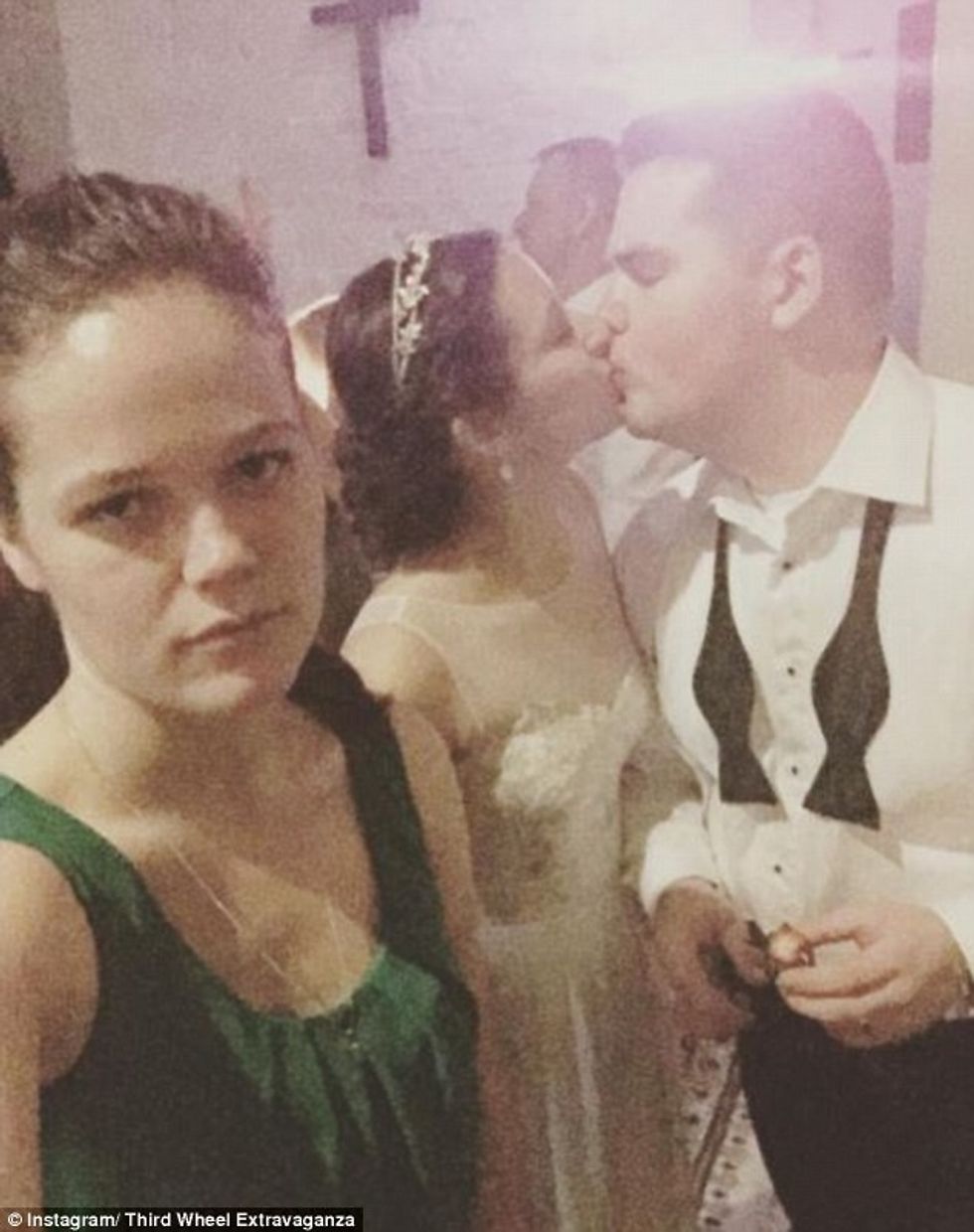 Beqarja e dëshpëruar fotografohet prane çifteve te lumtura foto 3