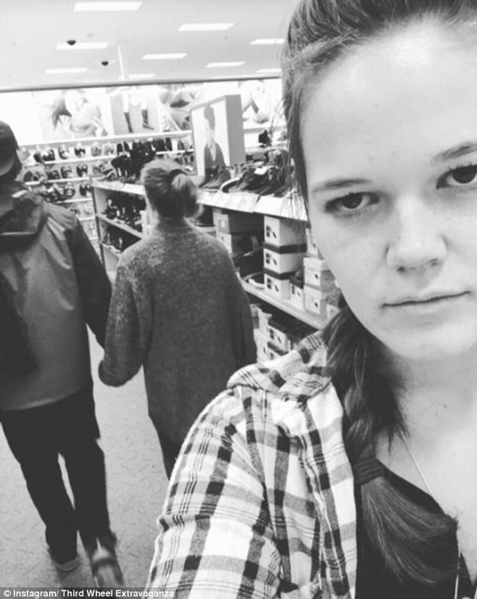 Beqarja e dëshpëruar fotografohet prane çifteve te lumtura foto 4