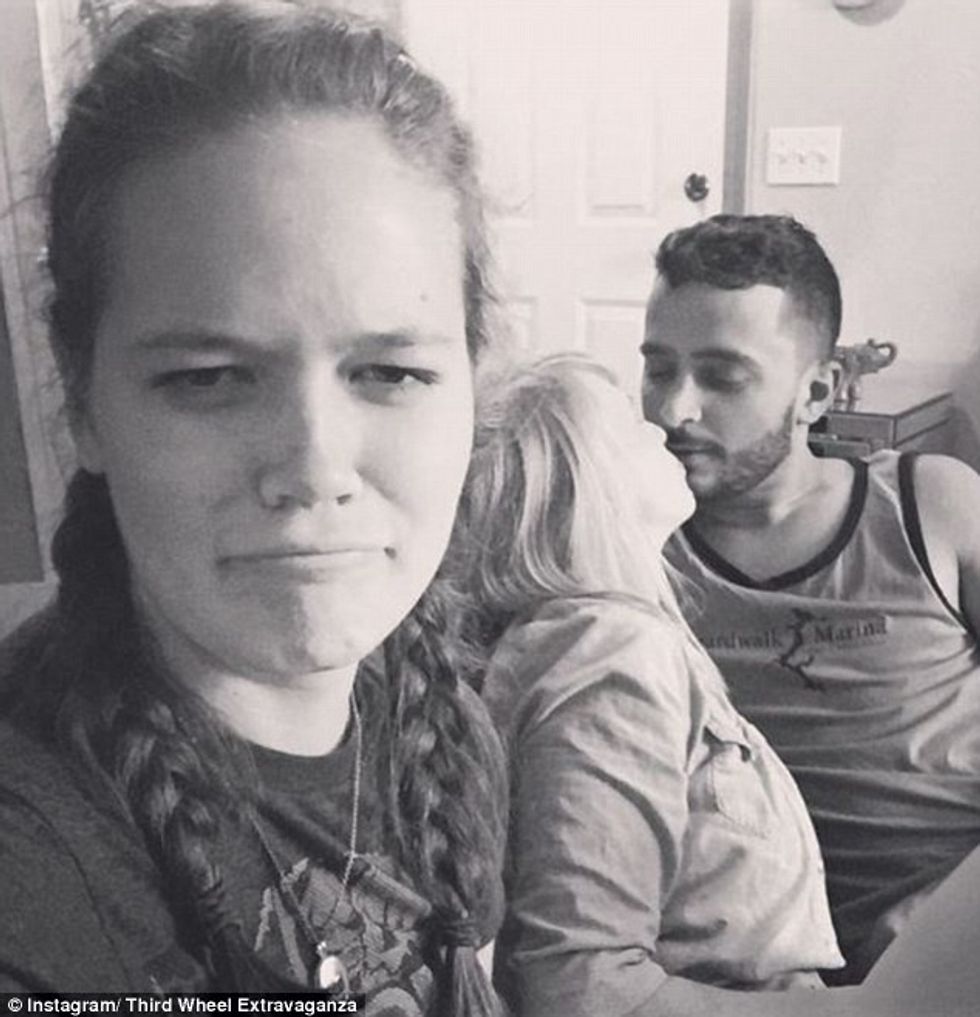 Beqarja e dëshpëruar fotografohet prane çifteve te lumtura foto 6