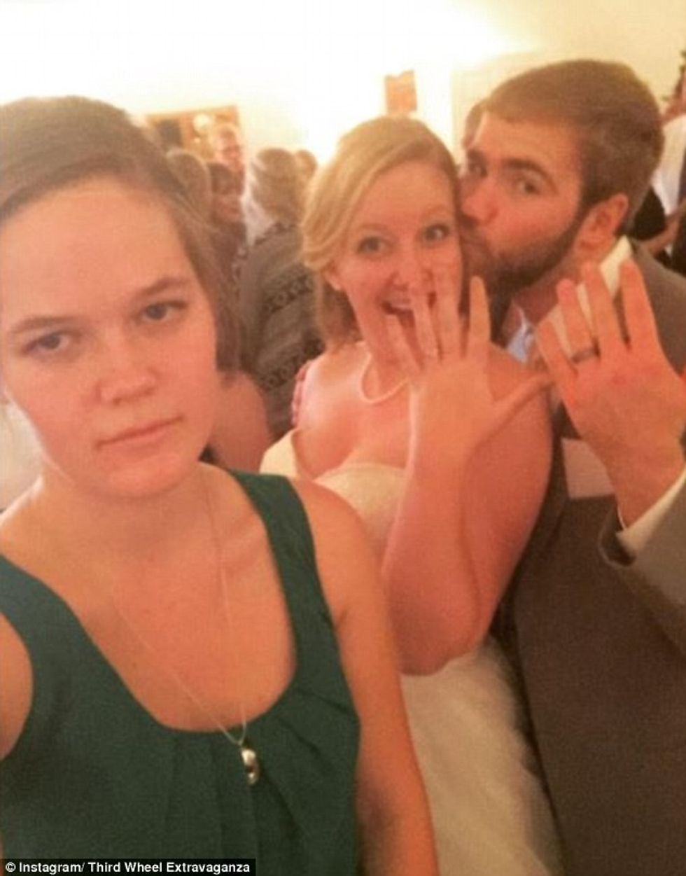 Beqarja e dëshpëruar fotografohet prane çifteve te lumtura foto 7