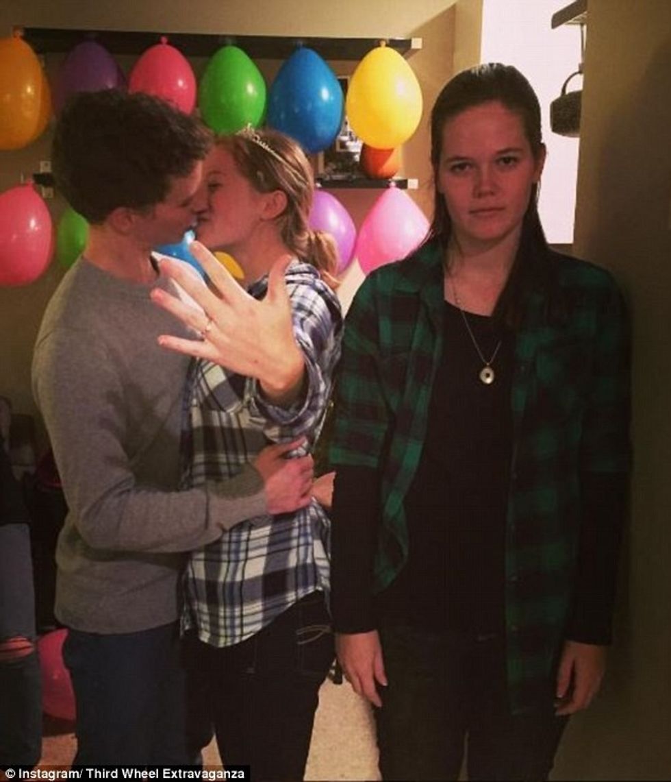 Beqarja e dëshpëruar fotografohet prane çifteve te lumtura foto 8