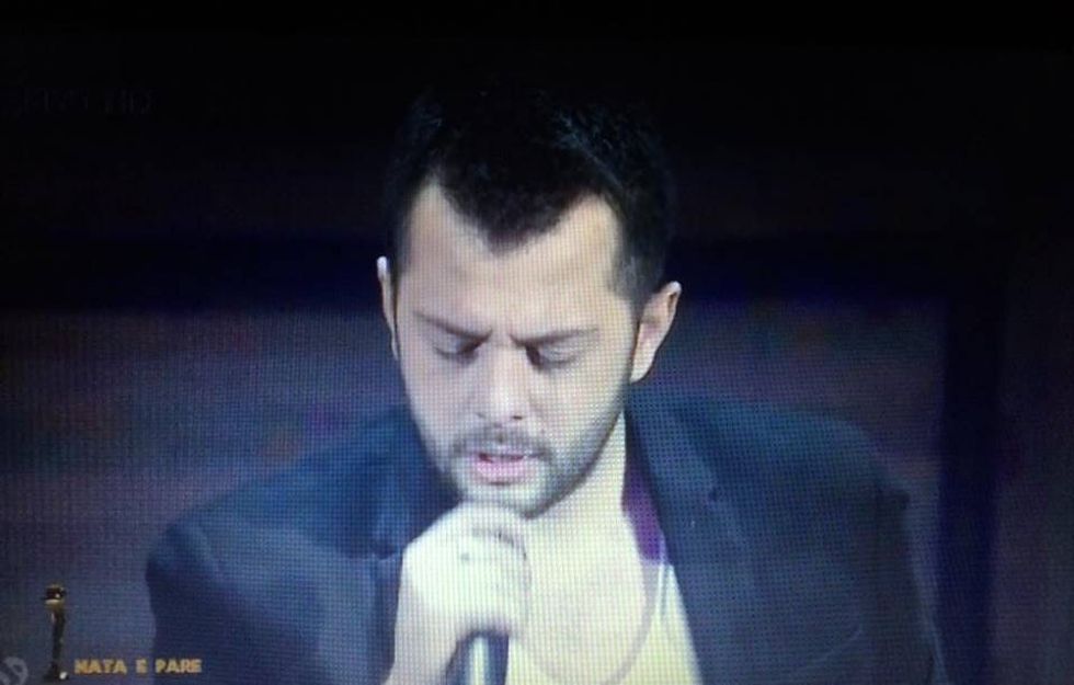 Berkan gjatë performancës në