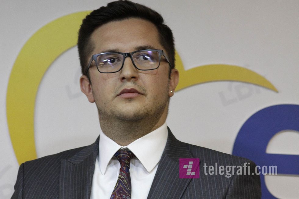 Besian Mustafa zedhenes i LDK se foto Ridvan Slivova 2