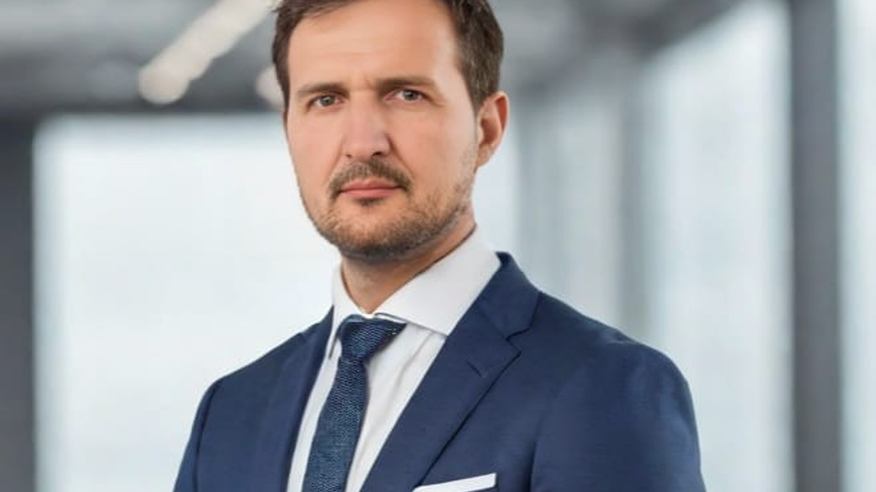 Futbolli bashkon, pushteti përvetëson