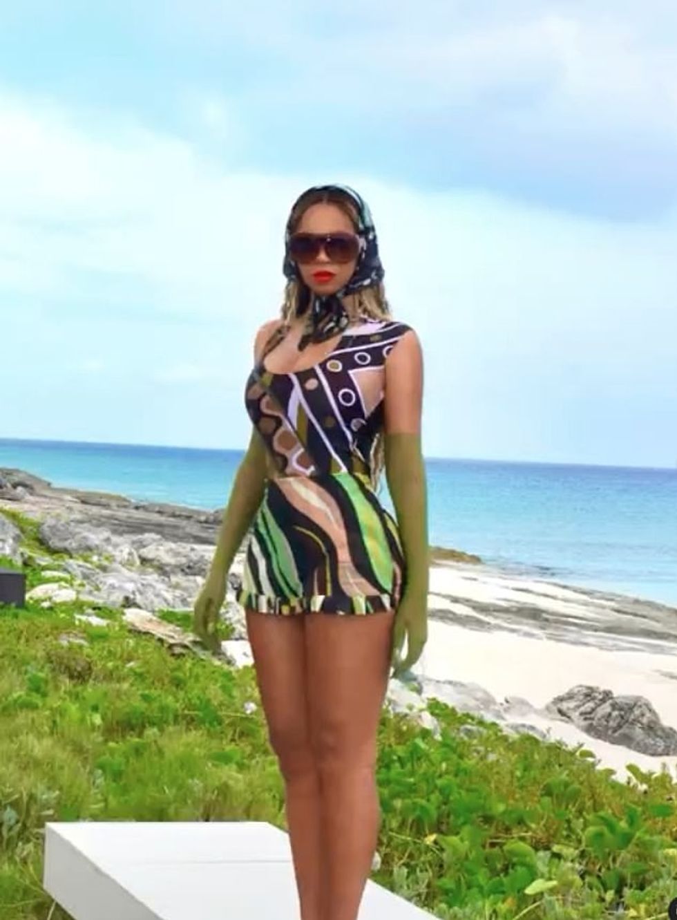 Beyoncé e bëri atë një lidhje familjare në një martesë për ish-asistentin e saj. Asaj iu bashkua Jay-Z dhe vajza e tyre Blue Ivy në dasmë, e cila erdhi vetëm disa ditë pasi këngëtarja e Pazëvendësueshme festoi ditëlindjen e saj të 43-të.